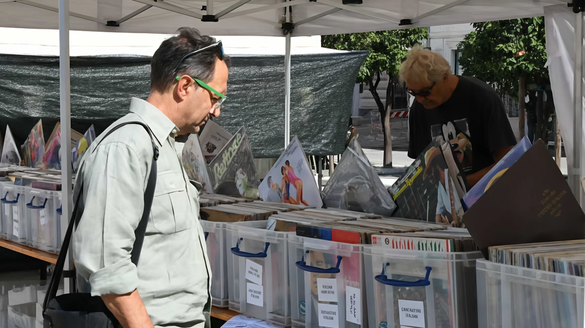 Mostra mercato con espositori da tutta Italia tra curiosi e appassionati. Incontro di musica e parole a Palazzo Ducale con Volpi e Bogazzi. Mostra mercato con espositori da tutta Italia tra curiosi e appassionati. Incontro di musica e parole a Palazzo Ducale con Volpi e Bogazzi.