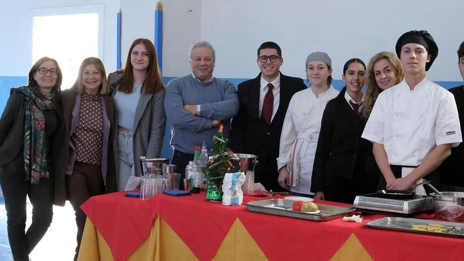 Gli studenti dell’Alberghiero hanno cucinato e offerto crêpes ai più piccoli. Quelli del ‘Mat’ mostrato come lavora una stampante... Gli studenti dell’Alberghiero hanno cucinato e offerto crêpes ai più piccoli. Quelli del ‘Mat’ mostrato come lavora una stampante...