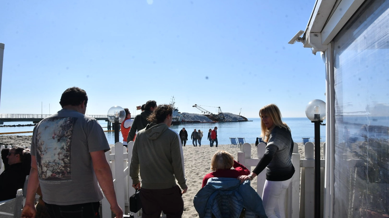 Sullo sfondo la nave cargo incagliata al pontile di Marina di Massa
