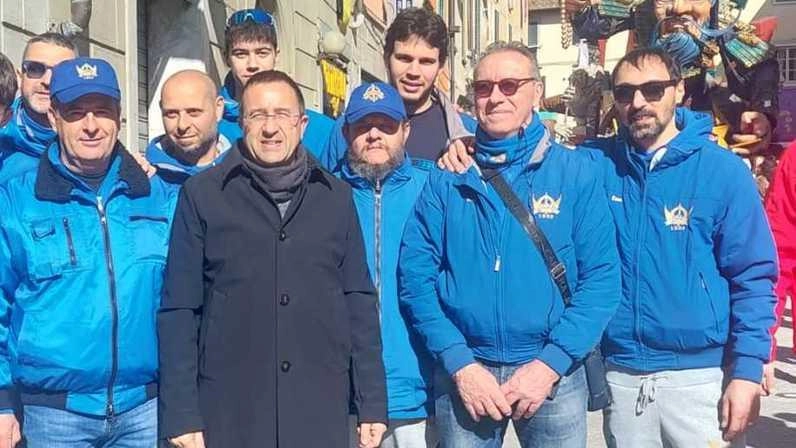 Il vescovo Andrea insieme ai cantieristi durante la visita al Carnevale Il vescovo Andrea insieme ai cantieristi durante la visita al Carnevale