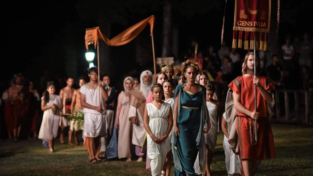 Un momento della rievocazione storica che anima Spello dal 18 al 25 agosto riportando gli spettatori in un avvincente viaggio ai tempi di Augusto e Costantino Un momento della rievocazione storica che anima Spello dal 18 al 25 agosto riportando gli spettatori in un avvincente viaggio ai tempi di Augusto e Costantino