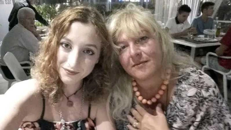 Una bella e spensierata foto di Anna Lucarini insieme alla figlia Serena Una bella e spensierata foto di Anna Lucarini insieme alla figlia Serena