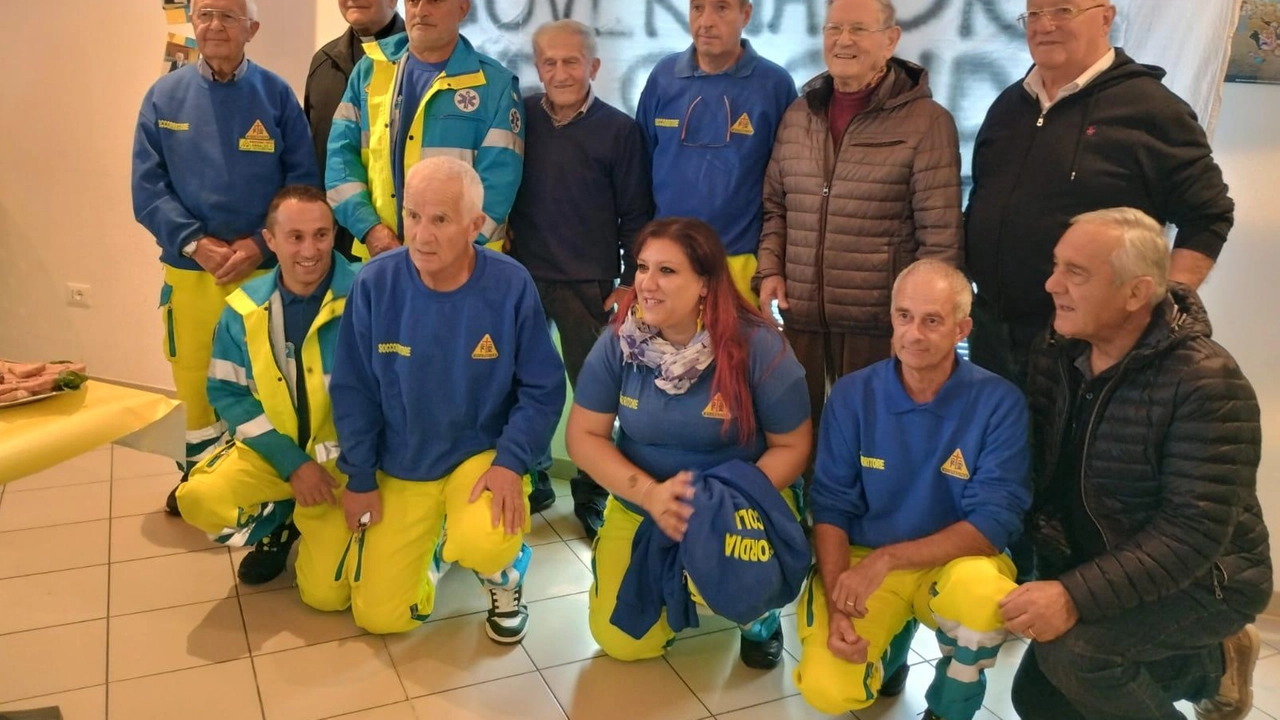 Remo Paperini festeggiato per i suoi 25 anni alla guida della Misericordia di Forcoli, dimostrando passione e dedizione verso gli altri. Autorità e volontari presenti per celebrare il suo impegno. Remo Paperini festeggiato per i suoi 25 anni alla guida della Misericordia di Forcoli, dimostrando passione e dedizione verso gli altri. Autorità e volontari presenti per celebrare il suo impegno.
