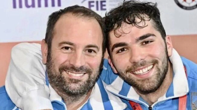 L’abbraccio tra Filippo Macchi e il commissario tecnico della nazionale di Scherma Simone Vanni: insieme hanno scritto la storia del fioretto maschile, conquistando il 25° oro iridato L’abbraccio tra Filippo Macchi e il commissario tecnico della nazionale di Scherma Simone Vanni: insieme hanno scritto la storia del fioretto maschile, conquistando il 25° oro iridato