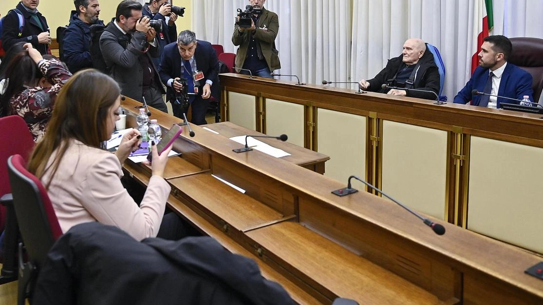 "Abbiamo aiutato minori che provenivano da situazioni difficili", ha detto da una carrozzella. Nomina due magistrati, evita di citare i politici amici. Ma nega gli abusi: "Mai stato in carcere". "Abbiamo aiutato minori che provenivano da situazioni difficili", ha detto da una carrozzella. Nomina due magistrati, evita di citare i politici amici. Ma nega gli abusi: "Mai stato in carcere".