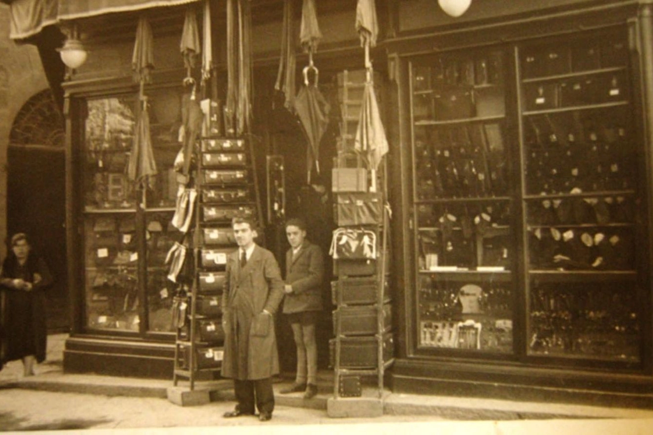 La prima bottega Andreini, di ombrelli e pelletteria, aperta nel 1895 in piazza del Duomo