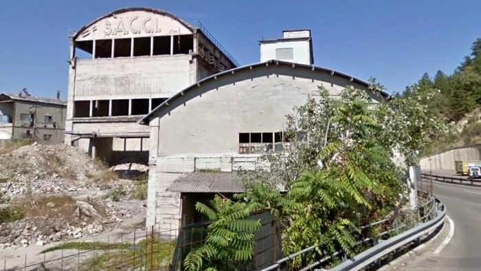 Un’immagine dell’ex area Sacci, azienda ormai dismessa da tempo, al centro di una diatriba politica Un’immagine dell’ex area Sacci, azienda ormai dismessa da tempo, al centro di una diatriba politica