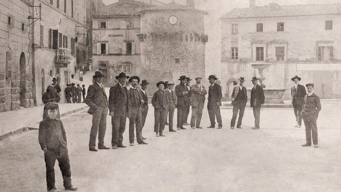 https://www.lanazione.it/image-service/view/acePublic/alias/contentid/ZjVjMTM3NjctNTFlMS00/0/le-storie-di-amicizia-antica-scritta-carabinieri-rimessa-nella-caserma.jpeg?f=16:9&w=1200&h=630