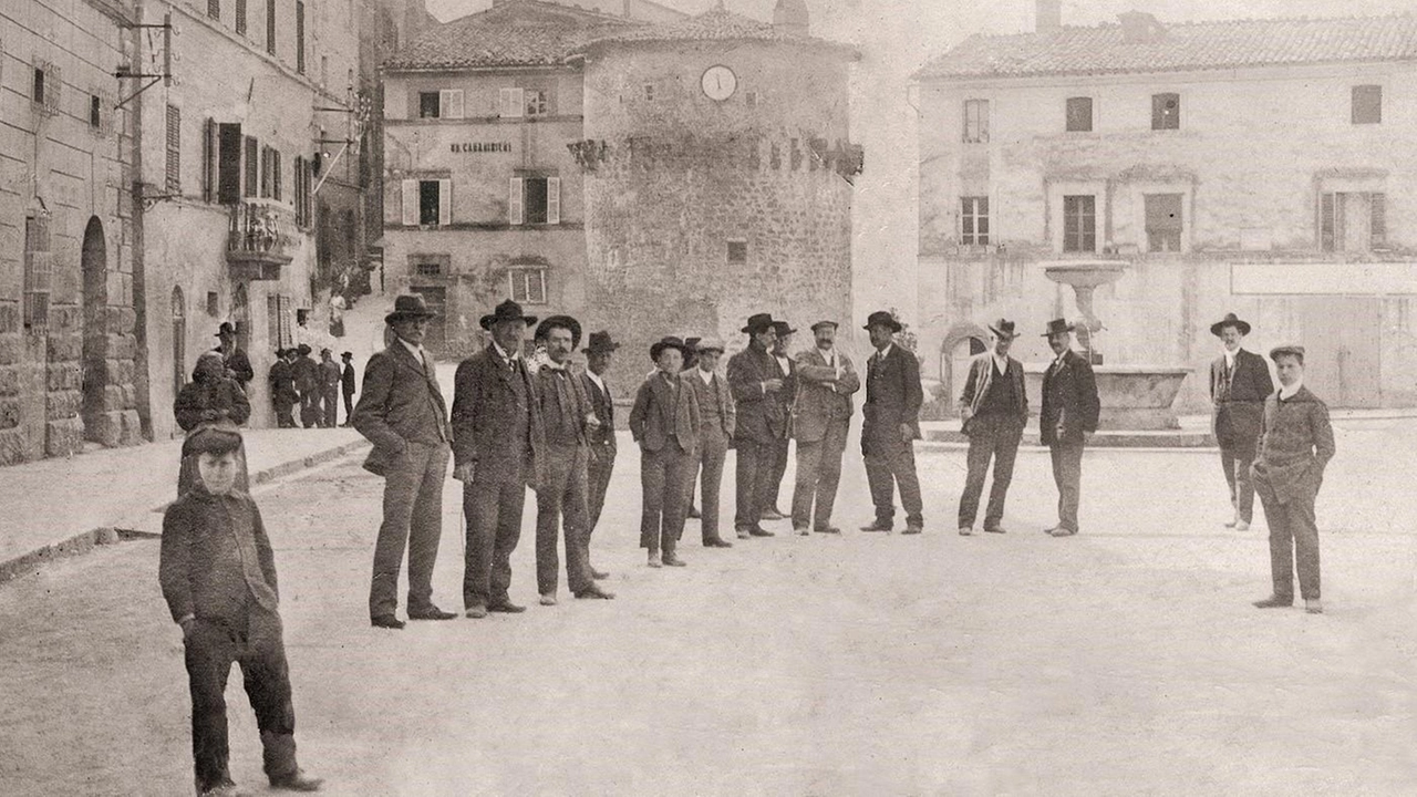 Cerimonia ieri a Cetona per l’evento che mostra l’affetto del paese per le divise. Trovata per caso durante dei lavori, è stata riposizionata dopo il restauro. .