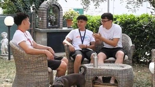 Cristiano, Elias e Sebastian si sono ritrovati a Gubbio. Si erano conosciuti durante l’anno di studio all’estero del giovane umbro Poi il sogno di partecipare al Giubileo Cristiano, Elias e Sebastian si sono ritrovati a Gubbio. Si erano conosciuti durante l’anno di studio all’estero del giovane umbro Poi il sogno di partecipare al Giubileo