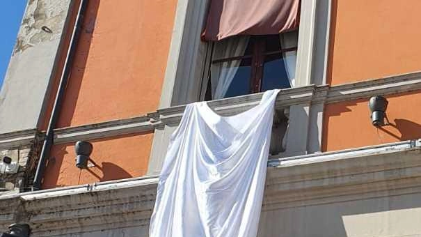 "Con rammarico constatiamo che il sindaco Alessandro Tomasi ha scelto – ancora una volta – il silenzio. Alla nostra richiesta...