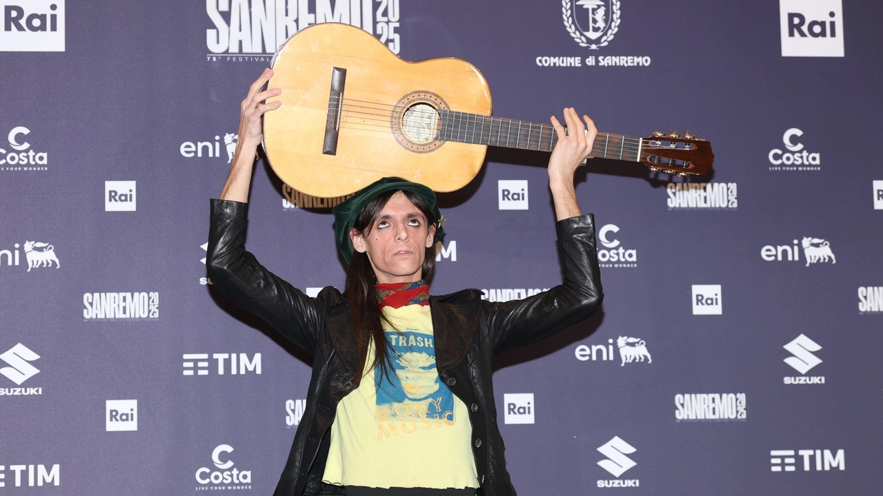 SANREMO, ITALY - FEBRUARY 12: Lucio Corsi attends the 75th Sanremo Music Festival 2025 photocall at Teatro Ariston on February 12, 2025 in Sanremo, Italy. (Photo by Daniele Venturelli/Daniele Venturelli/Getty Images ) SANREMO, ITALY - FEBRUARY 12: Lucio Corsi attends the 75th Sanremo Music Festival 2025 photocall at Teatro Ariston on February 12, 2025 in Sanremo, Italy. (Photo by Daniele Venturelli/Daniele Venturelli/Getty Images )