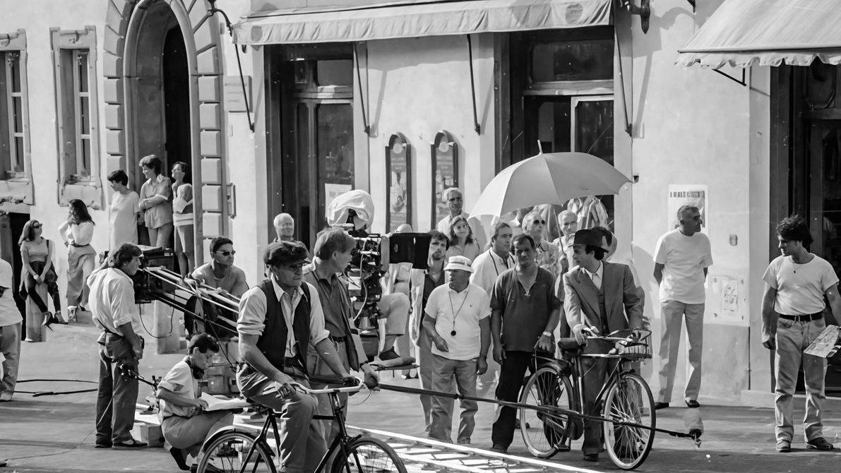 Una scena del film «La vita è bella» con Roberto Benigni girata davanti al Caffè dei Costanti Una scena del film «La vita è bella» con Roberto Benigni girata davanti al Caffè dei Costanti