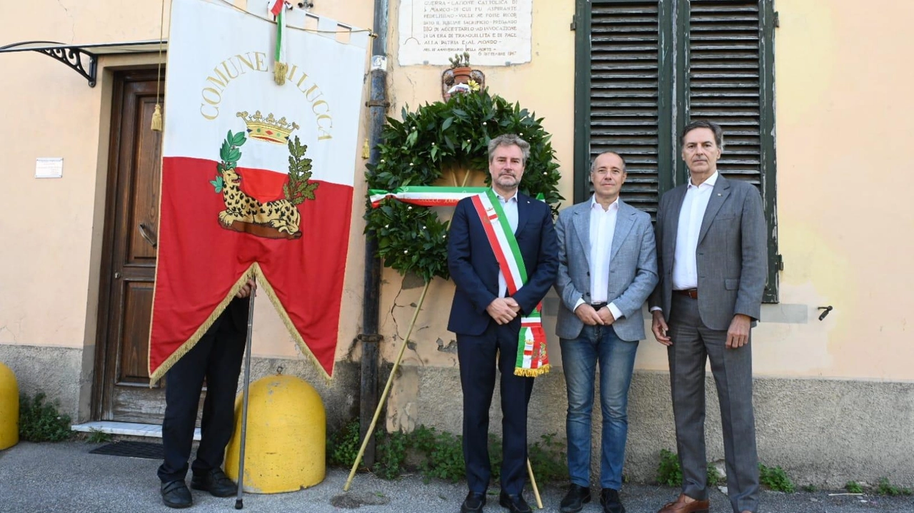 Ieri omaggio del sindaco Mario Pardini e dell’assessore Moreno Bruni, con Pietro Fazzi, uno dei promotori dell’iniziativa, a Pietrino Piegaia,... Ieri omaggio del sindaco Mario Pardini e dell’assessore Moreno Bruni, con Pietro Fazzi, uno dei promotori dell’iniziativa, a Pietrino Piegaia,...