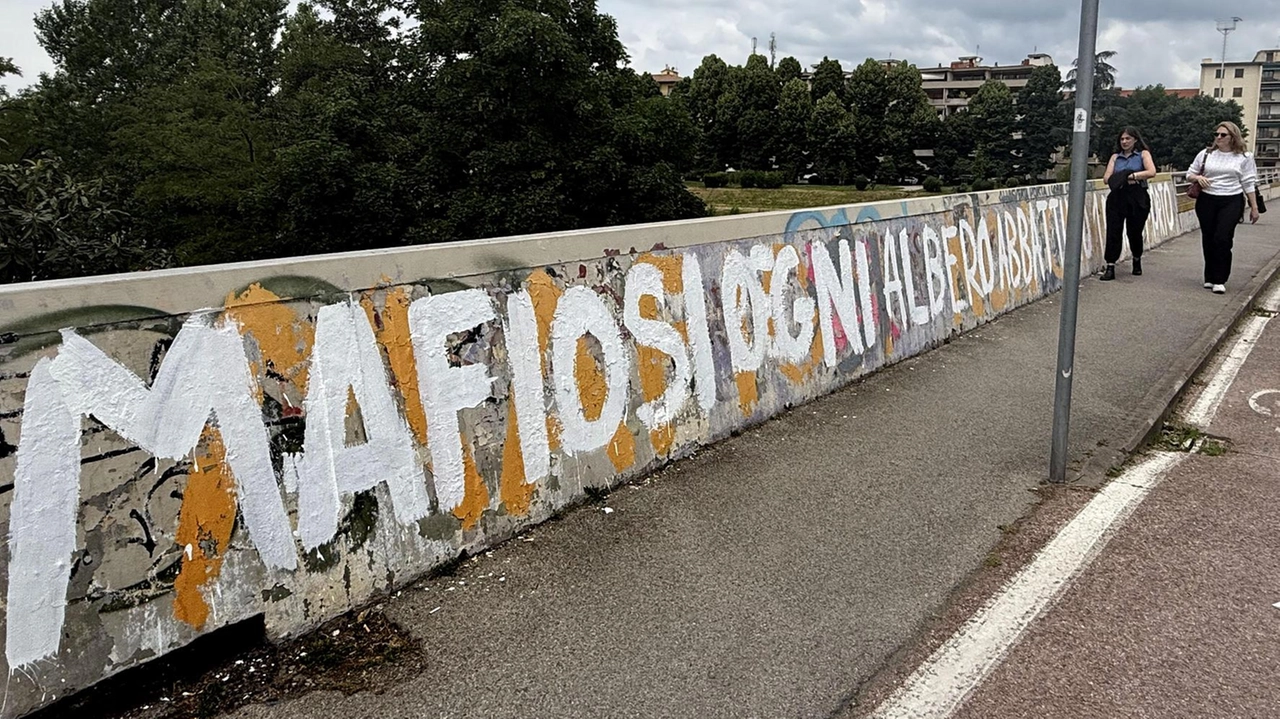 Per il Comune servono "altre verifiche per affinare i dati necessari al corretto funzionamento". Il provvedimento sarebbe dovuto scattare domenica. Le reazioni in Consiglio comunale. Per il Comune servono "altre verifiche per affinare i dati necessari al corretto funzionamento". Il provvedimento sarebbe dovuto scattare domenica. Le reazioni in Consiglio comunale.