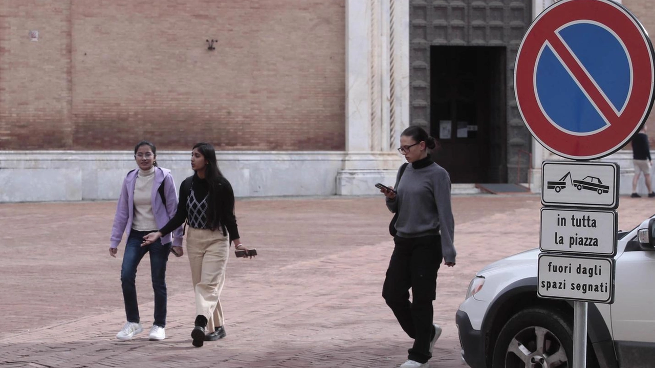 Via le auto durante il giorno, tranne gli stalli segnati sui lati. Per i residenti dieci posti in più al parcheggio Via le auto durante il giorno, tranne gli stalli segnati sui lati. Per i residenti dieci posti in più al parcheggio