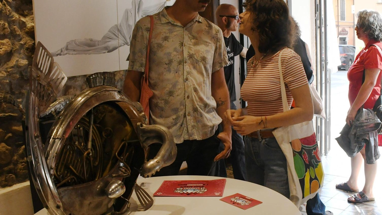 Sono 60 i laboratori che mettono in mostra i propri gioielli artistici. Successo delle visite guidate in tutta la parte antica. Oggi si replica . Sono 60 i laboratori che mettono in mostra i propri gioielli artistici. Successo delle visite guidate in tutta la parte antica. Oggi si replica .