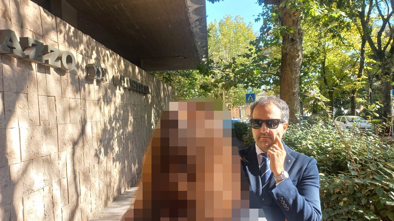 In alto l’avvocato Biotti con la donna che assiste; sopra con il giornalista di ’Storie italiane’ In alto l’avvocato Biotti con la donna che assiste; sopra con il giornalista di ’Storie italiane’