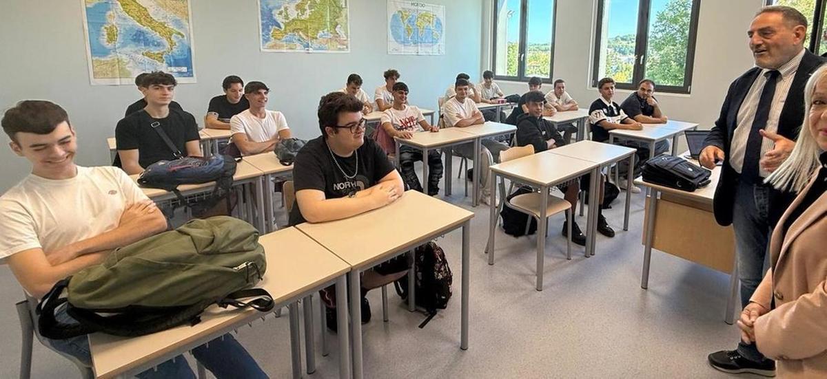 https://www.lanazione.it/image-service/view/acePublic/alias/contentid/ZjVmNjhmNDctZDFlMS00/0/liceo-varchi-lavori-al-palo-la-nuova-ala-della-sede-doveva-aprire-a-inizio-anno.jpeg?f=1.90:1&w=1200