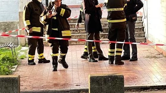 Vigili del fuoco e agenti della polizia tornano oggi nell’appartamento di via XX Settembre in cui nella notte di San... Vigili del fuoco e agenti della polizia tornano oggi nell’appartamento di via XX Settembre in cui nella notte di San...