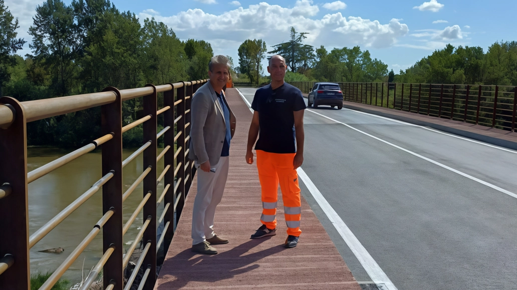 Il presidente Massimiliano Angori con l’ingegner Alessio Orazzini ieri alla riapertura del ponte della Botte Il presidente Massimiliano Angori con l’ingegner Alessio Orazzini ieri alla riapertura del ponte della Botte