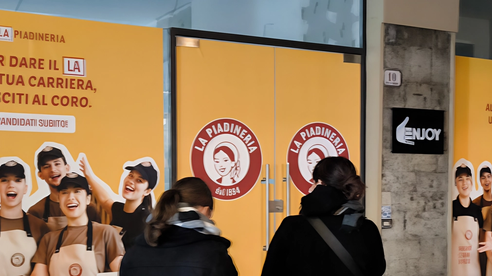 Non solo un fondo che rinasce nella centralissima via Garibaldi, ma anche un’opportunità di lavoro per i più giovani. da... Non solo un fondo che rinasce nella centralissima via Garibaldi, ma anche un’opportunità di lavoro per i più giovani. da...