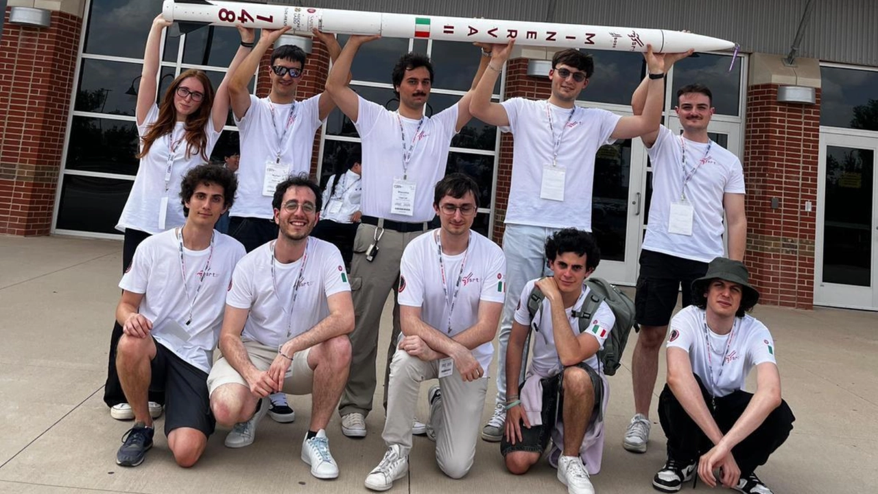 I ragazzi che partecipano al progetto. Bernardini è il secondo accosciato da sinistra I ragazzi che partecipano al progetto. Bernardini è il secondo accosciato da sinistra