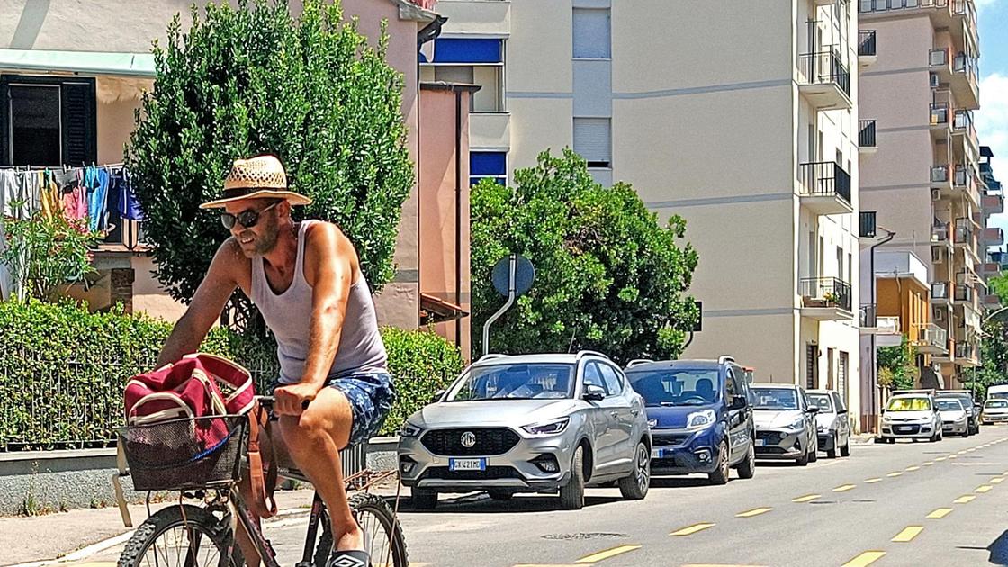 Follonica, largo alle bici. Pista al centro della strada. Scattano le polemiche Follonica, largo alle bici. Pista al centro della strada. Scattano le polemiche