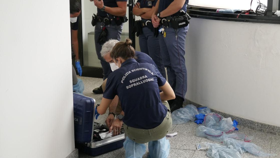 Trovato morto nel residence, la versione del fidanzato: “Dovevamo farla finita insieme”