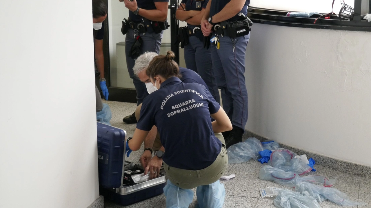 I rilievi della polizia all'interno del residence di via Ferrucci, dove è stato trovato il cadavere di Maurizio Drovandi