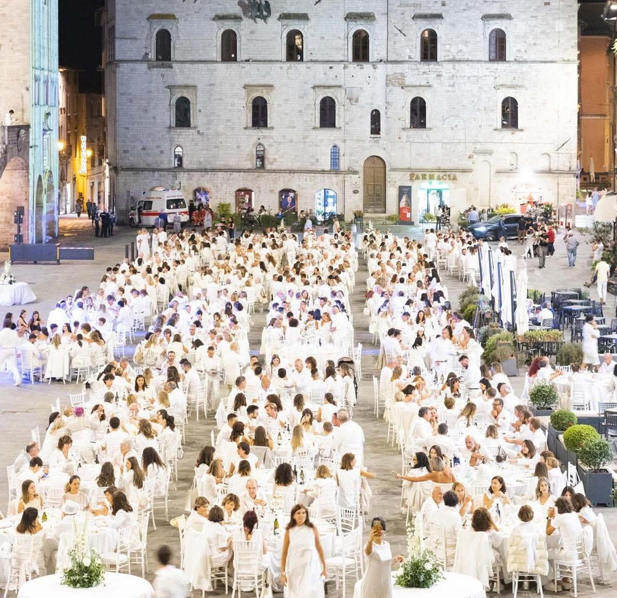 In settecento alla Cena Bianca in piazza In settecento alla Cena Bianca in piazza
