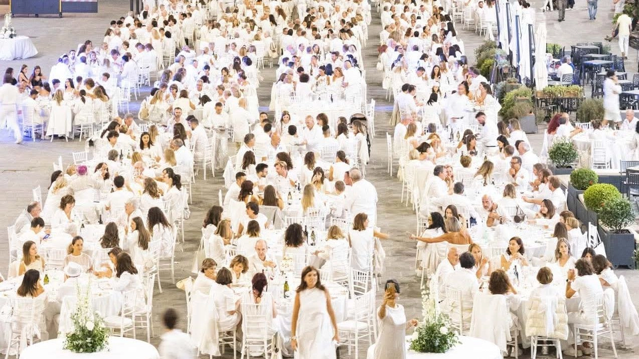 TODI - Un tripudio di eleganza e convivialità ha trasformato la piazza del Popolo in un salotto a cielo aperto,... TODI - Un tripudio di eleganza e convivialità ha trasformato la piazza del Popolo in un salotto a cielo aperto,...