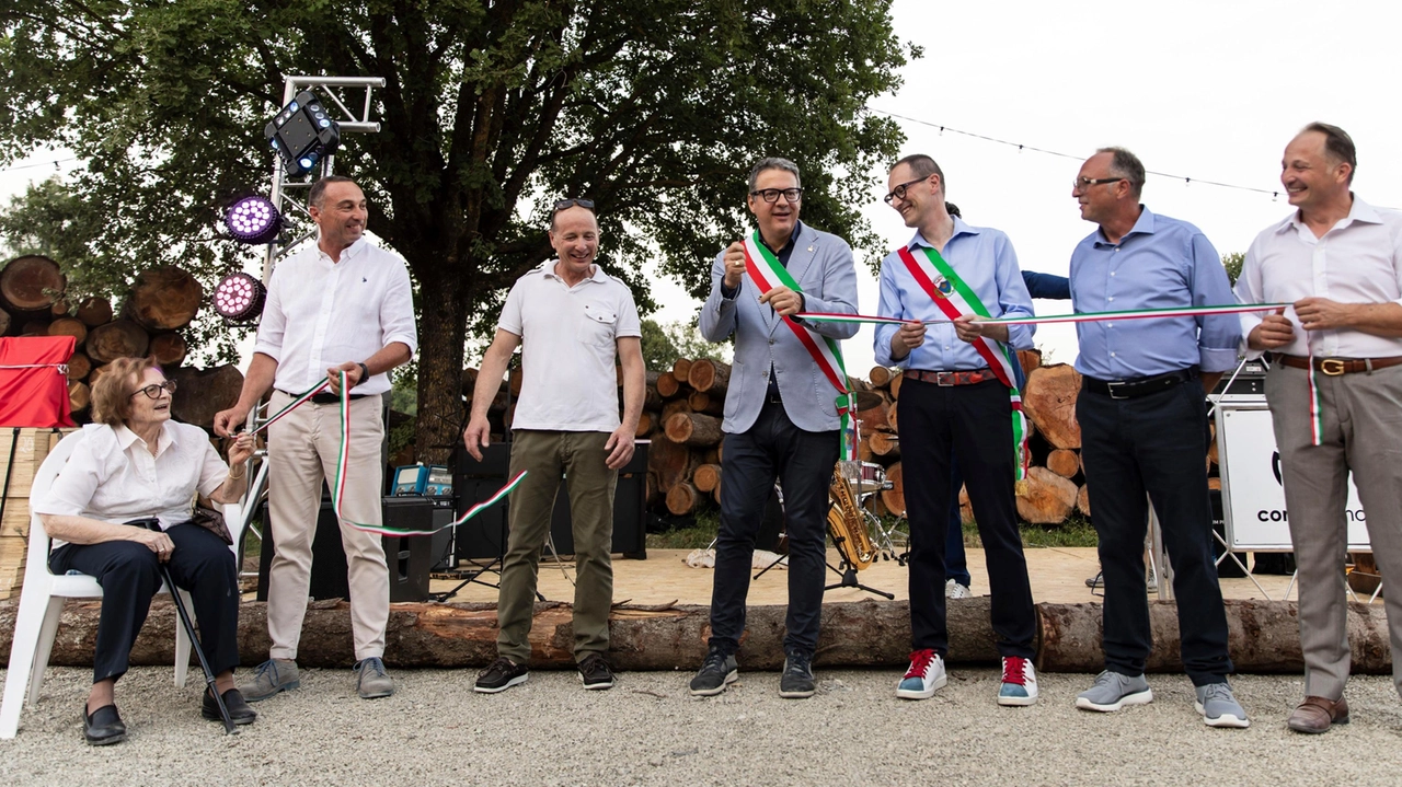 Alla festa organizzata dalla famiglia Vezzosi per festeggiare gli 80 anni dell’azienda hanno partecipato 500 invitati Alla festa organizzata dalla famiglia Vezzosi per festeggiare gli 80 anni dell’azienda hanno partecipato 500 invitati