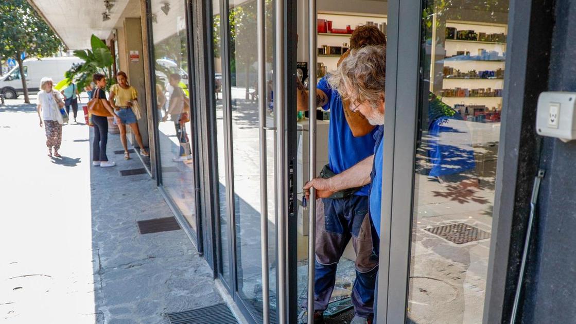 banda del tombino colpo notturno razzia di profumi in pieno centro