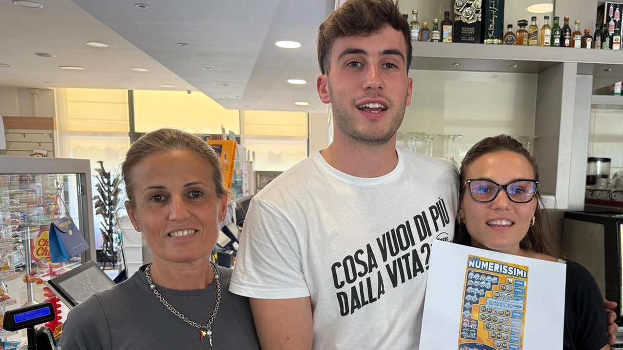 Sofia e Jacopo Bonaldi, che con la mamma Natasha gestiscono il bar “Da Beppe“ Sofia e Jacopo Bonaldi, che con la mamma Natasha gestiscono il bar “Da Beppe“