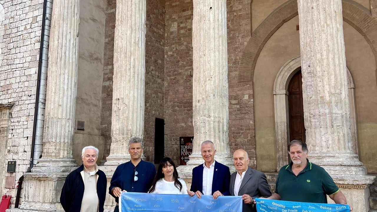 Alla cerimonia hanno partecipato il sindaco Valter Stoppini, la Governatrice Stefania Proietti, il presidente onorario del Centro internazionale per la pace tra i popoli, Gianfranco Costa Alla cerimonia hanno partecipato il sindaco Valter Stoppini, la Governatrice Stefania Proietti, il presidente onorario del Centro internazionale per la pace tra i popoli, Gianfranco Costa