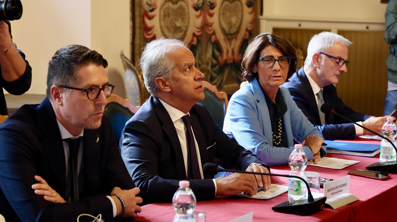 Il ministro dell’Interno Matteo Piantedosi durante e dopo il Cosp Il ministro dell’Interno Matteo Piantedosi durante e dopo il Cosp