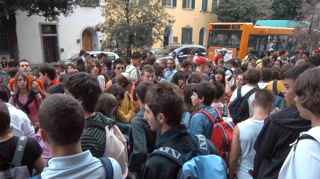 Da domani scattano le modifiche: una corsa da Larderello riduce i tempi morti degli studenti. Le novità si inseriscono nel piano estivo della società per "un rientro più rapido e sicuro". Da domani scattano le modifiche: una corsa da Larderello riduce i tempi morti degli studenti. Le novità si inseriscono nel piano estivo della società per "un rientro più rapido e sicuro".