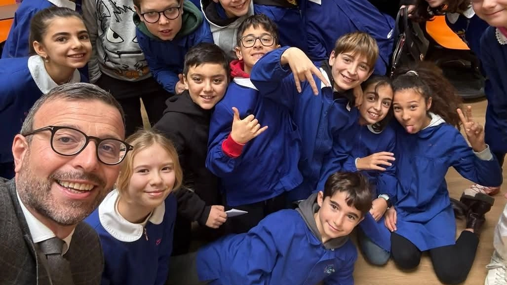 Il presidente del consiglio regionale Mazzeo con i bambini