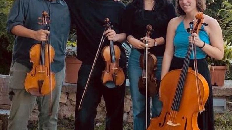 Quartetto Zenit: Beatrice Chiavacci e Gabriele Gardini violini, Michelangiolo Chiavacci viola e Marta Iannaccone, allieva della Scuola Verdi,. violoncello Quartetto Zenit: Beatrice Chiavacci e Gabriele Gardini violini, Michelangiolo Chiavacci viola e Marta Iannaccone, allieva della Scuola Verdi,. violoncello