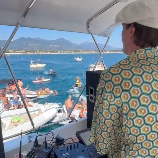 https://www.lanazione.it/image-service/view/acePublic/alias/contentid/ZjY2ZThhNzYtZWViOC00/0/tra-divertimento-e-polemiche-influencer-e-oltre-50-imbarcazioni-al-boat-party-di-gurulandia.jpeg?f=1.91:1&w=1200