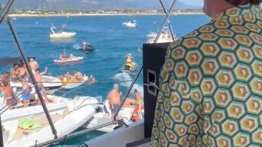 Tanti anche coloro che si sono avvicinati al grande appuntamento solo per riuscire a postare foto e video Tanti anche coloro che si sono avvicinati al grande appuntamento solo per riuscire a postare foto e video