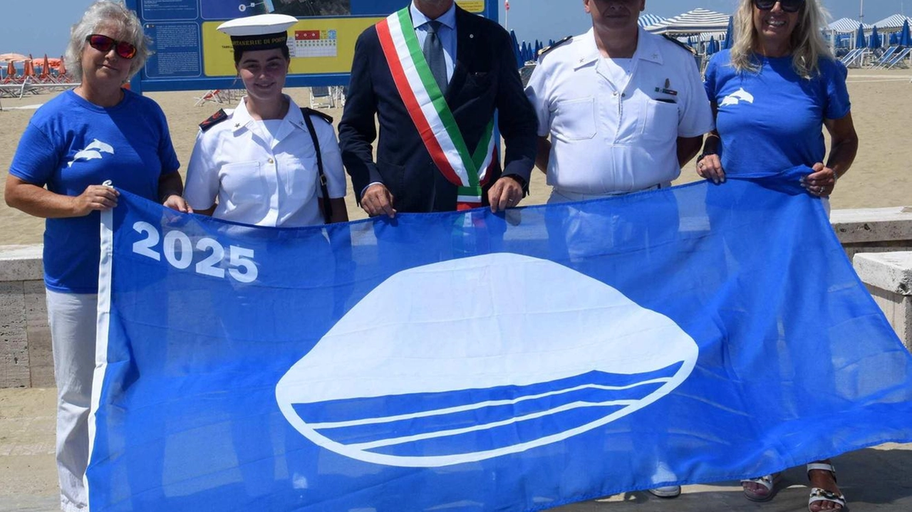 L’assessore al turismo Alessandro Meciani in posa con la «Bandiera Blu» issata per il 28° anno di fila (foto Umicini) L’assessore al turismo Alessandro Meciani in posa con la «Bandiera Blu» issata per il 28° anno di fila (foto Umicini)