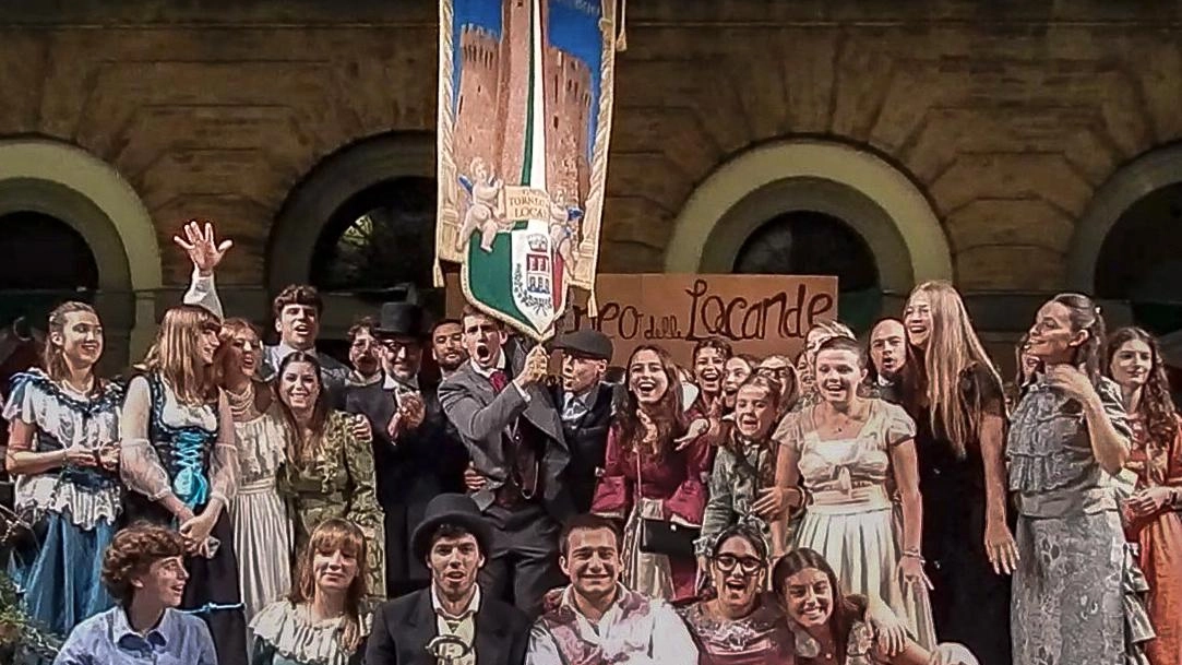 Umbertide, piazza del Mercato gremita di persone. Ancora una volta la rievocazione storica fa il pienone. "La comunità sa dare il meglio di sé". Umbertide, piazza del Mercato gremita di persone. Ancora una volta la rievocazione storica fa il pienone. "La comunità sa dare il meglio di sé".