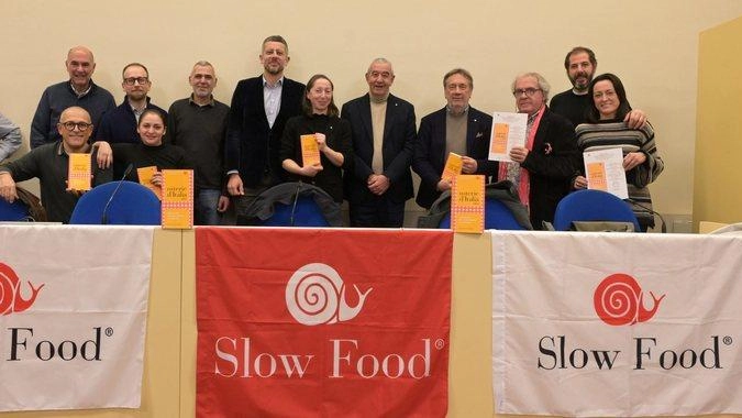 Foto di gruppo per i titolari delle osterie lucchesi selezionate dalla Guida Slow Food Foto di gruppo per i titolari delle osterie lucchesi selezionate dalla Guida Slow Food