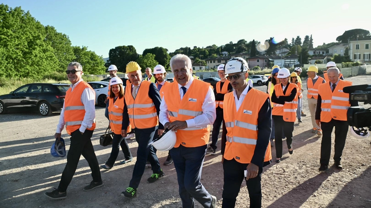 Il presidente della Regione Eugenio Giani ieri al cantiere del Ponte sul Serchio