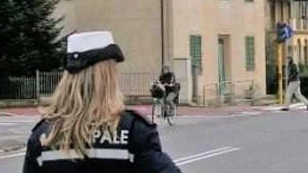 Un’agente della polizia municipale (foto di archivio) Un’agente della polizia municipale (foto di archivio)