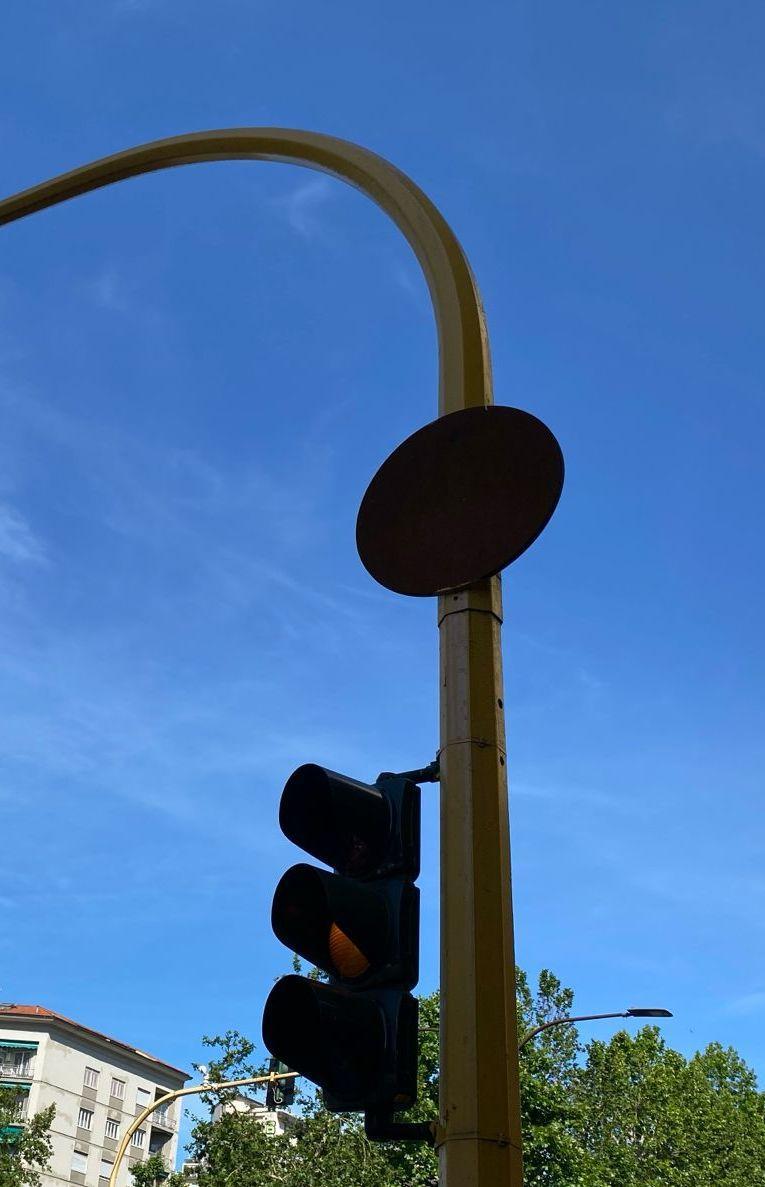 l incidente mortale in viale redi si indaga per omicidio stradale e il cartello arrugginito sparisce