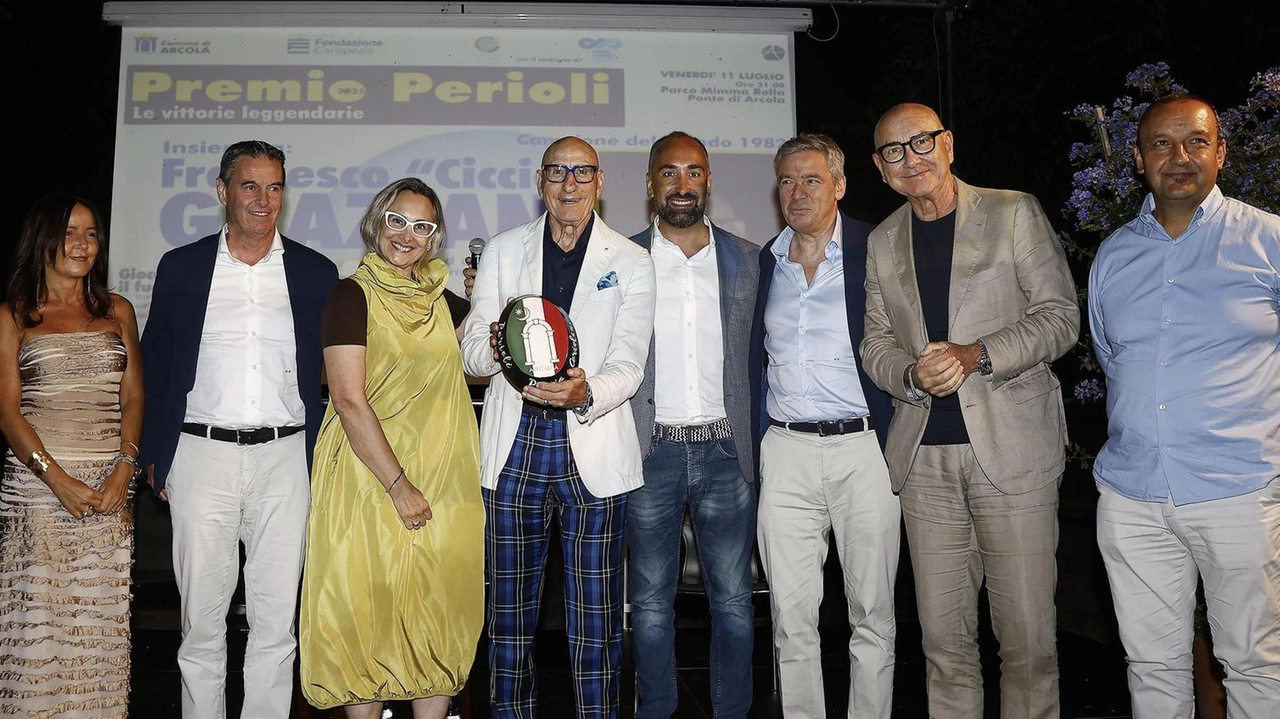 Grande successo per la serata organizzata al Parco Mimma Rolla di Arcola. Sul palco le vecchie glorie dello Spezia e il campione del 1982 Ciccio Graziani. Grande successo per la serata organizzata al Parco Mimma Rolla di Arcola. Sul palco le vecchie glorie dello Spezia e il campione del 1982 Ciccio Graziani.