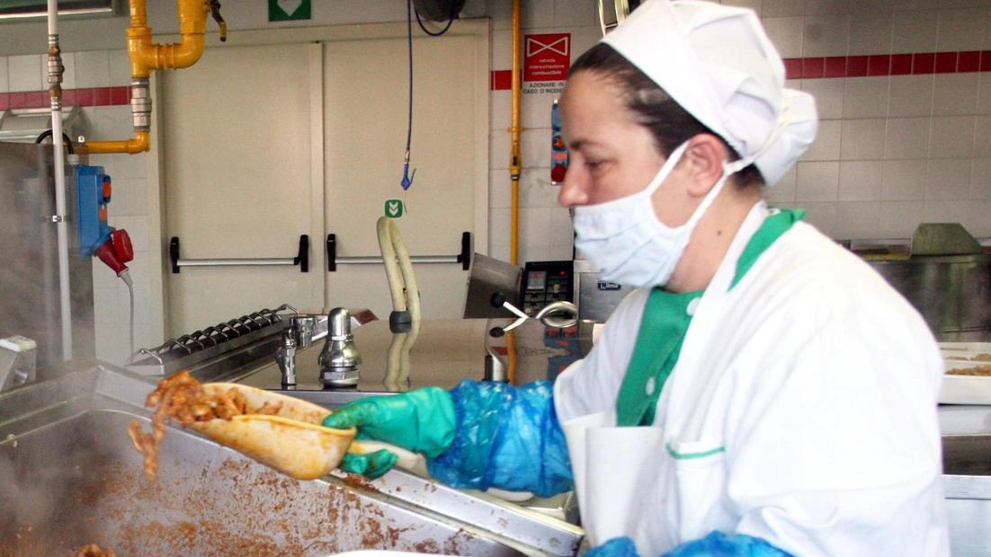 Preparazione di cibo per la mensa scolastica in una immagine d’archivio. A Sesto ci sono ancora polemiche dopo i casi di salmonellosi per il pagamento pieno del servizio Preparazione di cibo per la mensa scolastica in una immagine d’archivio. A Sesto ci sono ancora polemiche dopo i casi di salmonellosi per il pagamento pieno del servizio